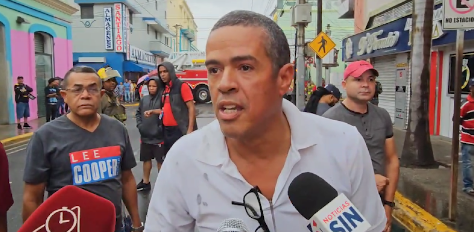 El vicepresidente del  Colegio Dominicano de Periodistas (CDP), condenó el acto de brutal, en que fueron objeto dos periodistas un reportero gráfico, por parte de un agente de la Policía Nacional, momento que cubrían las incidencias de un fuego, el mercado Modelo, en el Centro Histórico de la ciudad De Santiago.