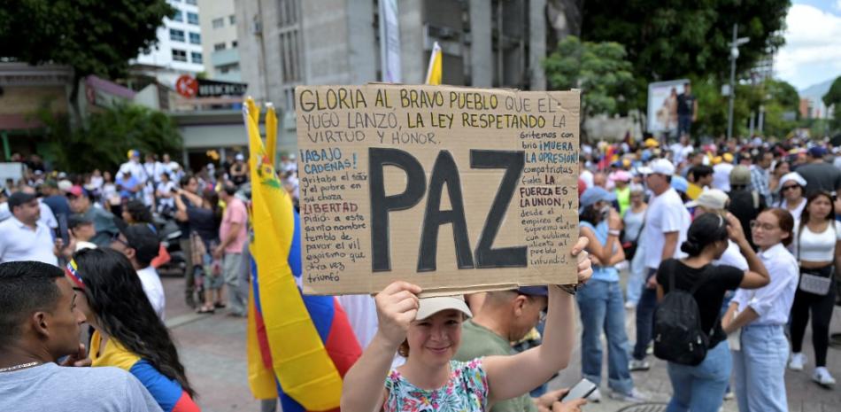 Un opositor del presidente venezolano, Nicolás Maduro, sostiene un cartel durante una manifestación convocada por la líder opositora María Corina Machado durante las elecciones presidenciales. Juan BARRETO / AFP