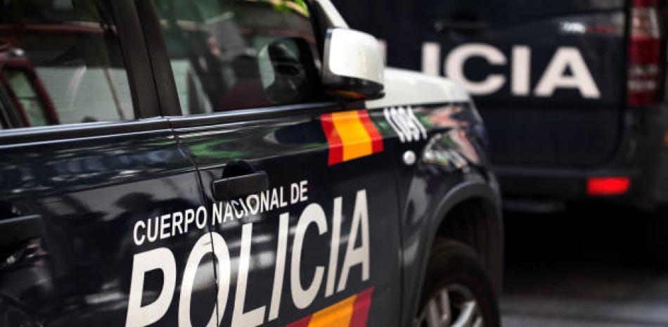 Fotografía muestra carro de policía española.