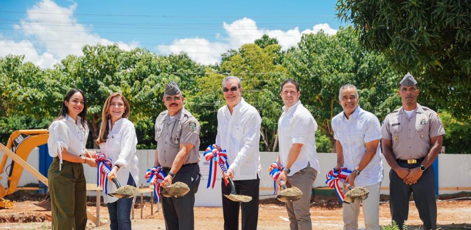 Luis Abinader y Carlos Bonilla dejan iniciados trabajos para construcción del Instituto Policial de Educación Superior (IPES)