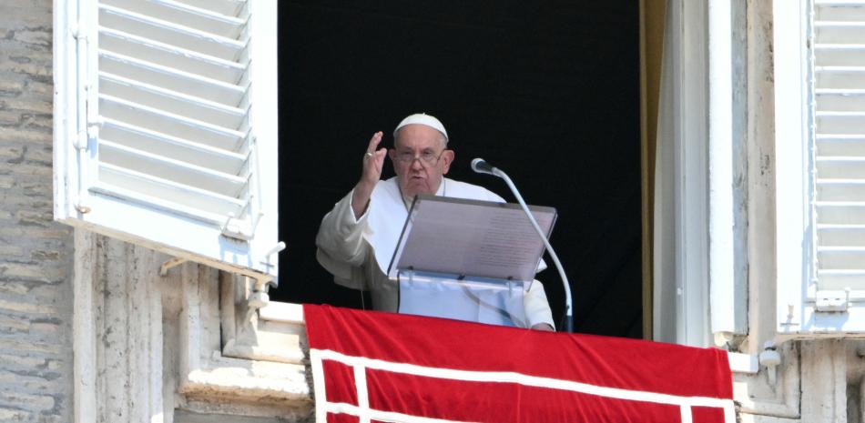 El Papa Francisco bendice a la multitud desde la ventana del palacio apostólico con vistas a la plaza de San Pedro durante la oración del Ángelus el 4 de agosto de 2024 en el Vaticano.