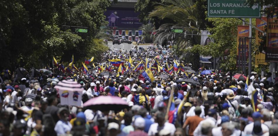 Partidarios se reúnen para manifestarse con la líder opositora María Corina Machado, en Caracas, Venezuela, el sábado 3 de agosto de 2024.