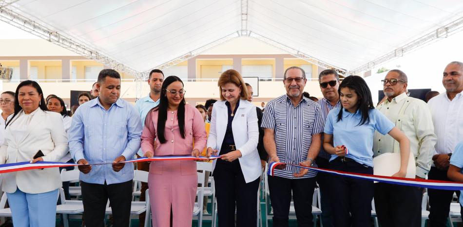 La vicepresidenta Raquel Peña, durante la inauguración del nuevo liceo Profesor Simón Rafael Morón Quiñones, en Valverde Mao.