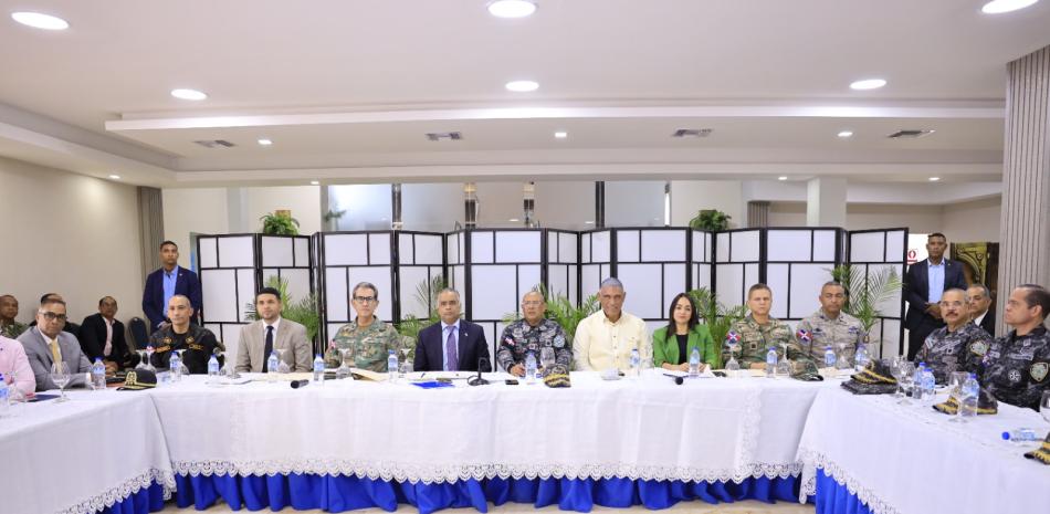 Autoridades gubernamentales durante la reunión ayer del Plan de Seguridad Ciudadana en la Policía Nacional, donde informaron de la implementación del plan de seguridad en la Zona Colonial.