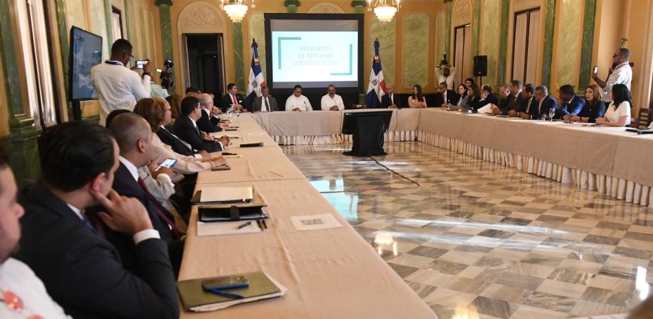 El presidente Luis Abinader se reunió con juristas para presentar sus propuestas de reforma constitucional.