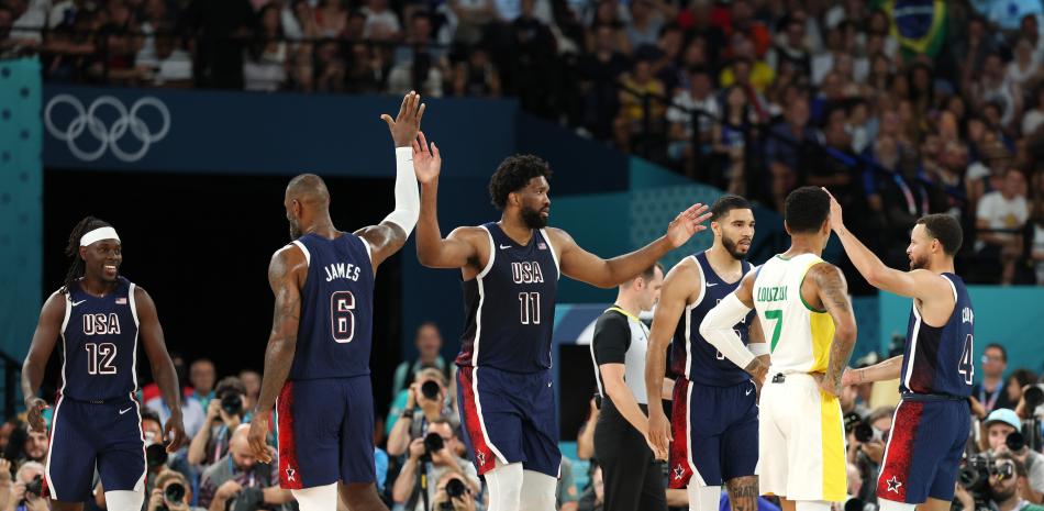 Jugadores del equipo de Estados Unidos festejan luego de vencer a Brasil en su partido de cuartos de final