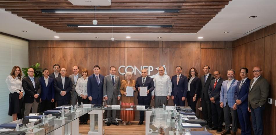 Directores del Conep, junto a Milagros Ortiz Bosch, y los ministros Víctor Bisconó y José Vicente.