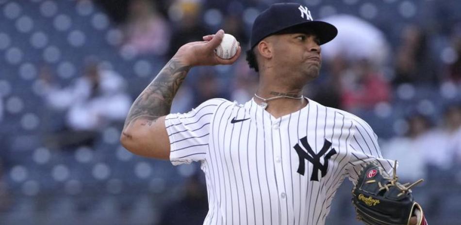 El dominicano Luis Gil realiza un pitcheo al pentágono durante su jornada de este miercoles en que los Yankees vencieron a Anaheim en el primero de dos partidos.