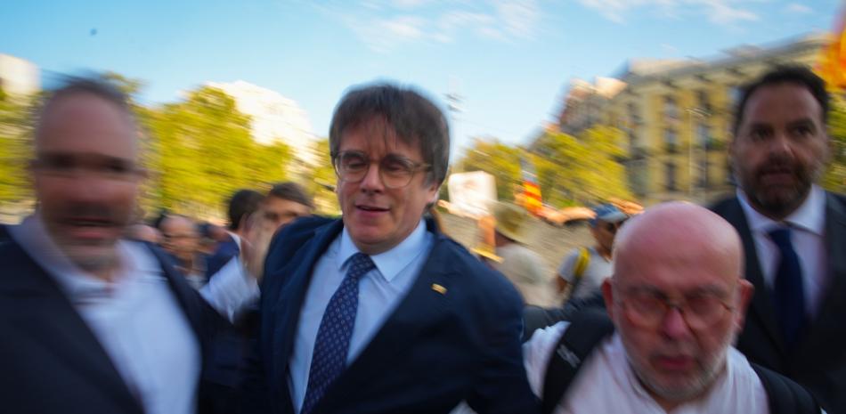 Acompañado por su abogado Gonzalo Boye, segundo a la derecha,  Carles Puigdemont, llega para asistir al debate de investidura en Barcelona, el jueves pasado.