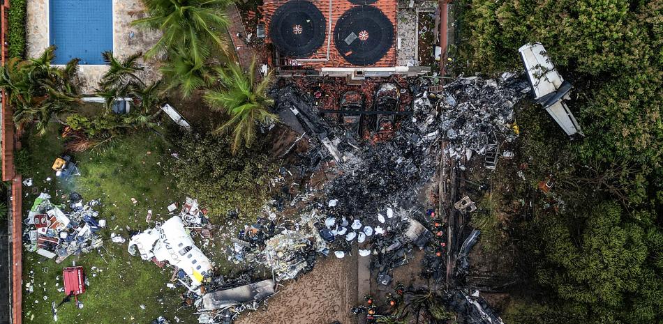 This photo shows an aerial view of the wreckage of an airplane that crashed with 61 people on board in Vinhedo, Sao Paulo State, Brazil, on August 10, 2024. - An airplane carrying 57 passengers and four crew crashed on August 9 in Brazil's Sao Paulo state, killing everyone on board, the airline said. The aircraft, an ATR 72-500 operated by Voepass airline, was traveling from Cascavel in southern Parana state to Sao Paulo's Guarulhos international airport when it crashed in the city of Vinhedo. (Photo by Nelson ALMEIDA / AFP)