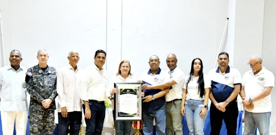 El alcalde de La Vega, Kelvin Cruz, Alexis García y Francisco Peguero mientras entregaban una placa de reconocimiento para Andrés Bautista, la cual fue recibida por la gobernadora de esa ciudad, Luisa Jiménez. Figuran Sergio de la Cruz, Francisco José Fernández, Jochy Canaán y el general Julio César Betances.