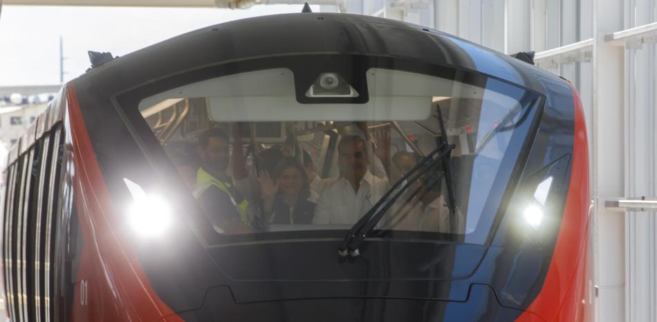 El presidente, Luis Abinader, conduciendo el Monorriel de Santiago