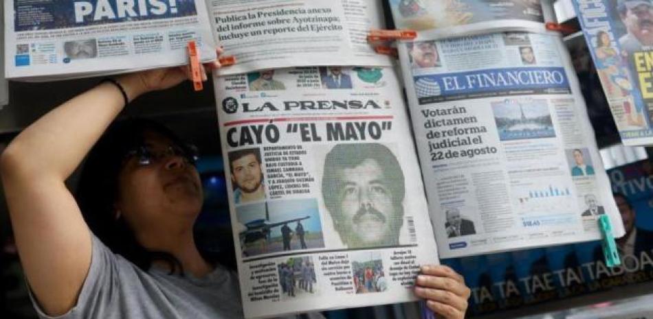 Vista de las portadas de los periódicos mexicanos que muestran la noticia de la captura de Ismael “el Mayo” Zambada, en la Ciudad de México.