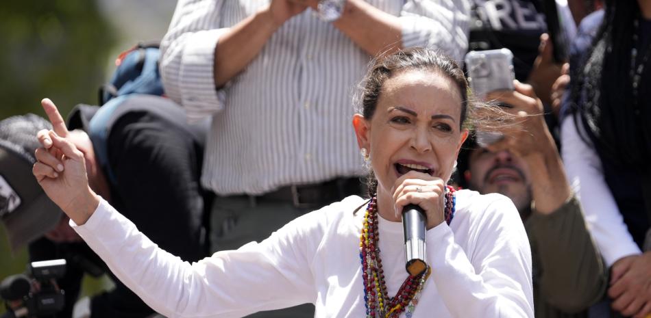 La líder opositora María Corina Machado habla durante una manifestación en Caracas