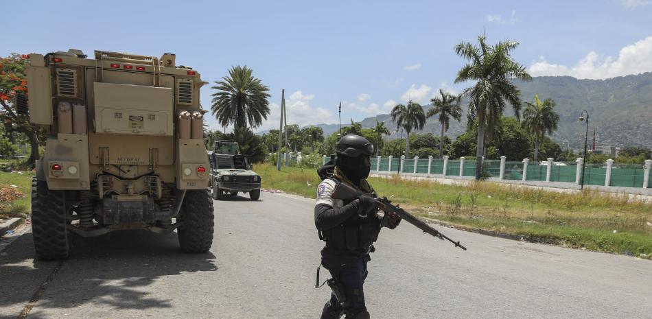 Un policía hace guardia cerca del Palacio Nacional en Puerto Príncipe