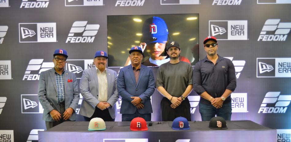 En la gráfica el doctor Arturo Brito, Pavel Aguilo, Juan Núñez Nepomuceno, Oscar Quiñonez y el exjugador Nelson Cruz durante el pacto sufragado con la empresa New Era