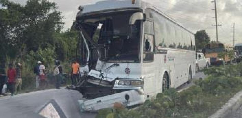 Choque entre autobús y camión