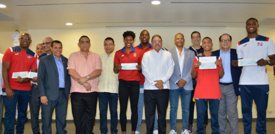 En lo que pudo haber sido el último evento para el Ministro de Deportes Francisco Camacho, el Gobierno dominicano hizo entrega este jueves de 34 millones de pesos como incentivo a los atletas, entrenadores y sus respectivas federaciones, ganadores de medallas en los recién finalizados Juegos Olímpicos de París 2024.