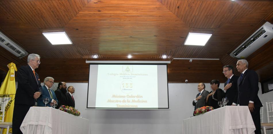 Directivos del CMD junto a los médicos galardonados.