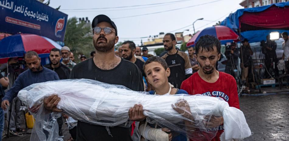 Palestinos lloran a sus familiares muertos en el bombardeo israelí de la Franja de Gaza, frente al hospital de Jan Yunis, el martes 14 de noviembre de 2023.