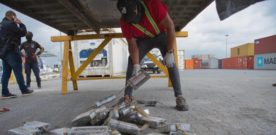 Agentes de la Dirección Nacional de Control de Drogas (DNCD) y efectivos de la Seguridad Militar del Puerto Multimodal Caucedo, apoyados por inspectores de Aduanas y coordinados por miembros del Ministerio Público, decomisaron un alijo de 84 paquetes de c