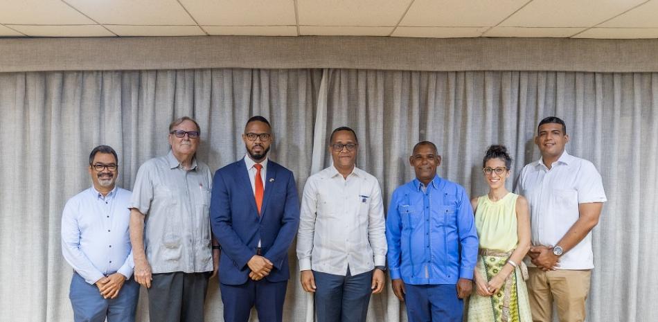 La actividad de lanzamiento, que tuvo lugar en la Universidad ISA, fue encabezada por Eric Baylor, agregado agrícola de la Embajada de los Estados Unidos; Luis Martínez, encargado del Departamento de Alimentos de Digemaps; Edwin Reyes, rector de la Universidad ISA; y Brian Rudert, director del Proyecto TraSa.