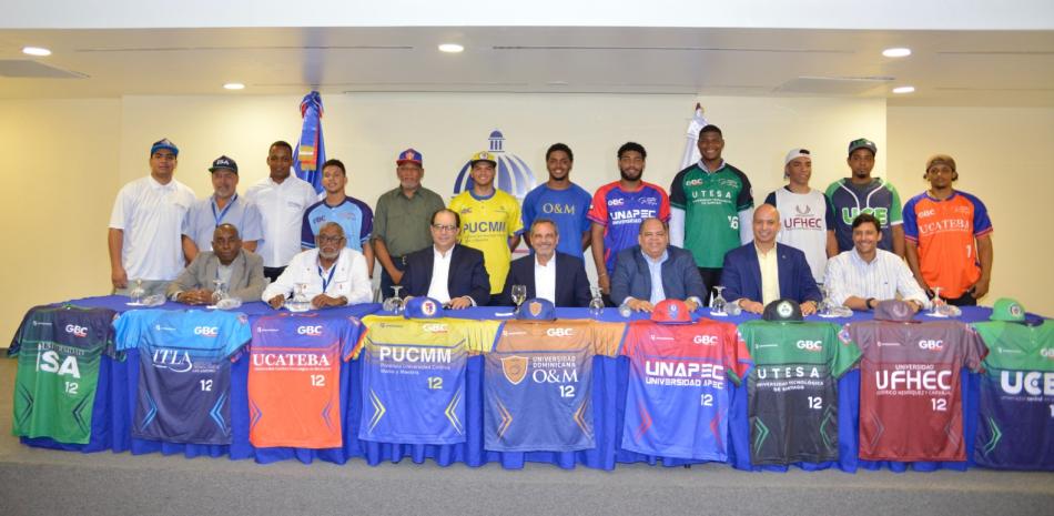 Junior Noboa, Director Ejecutivo de la Dirección del Comisionado Nacional de Béisbol encabeza el encuentro con los comunicadores donde se anunció de manera formal el tercer torneo de Béisbol Uuniversitario.