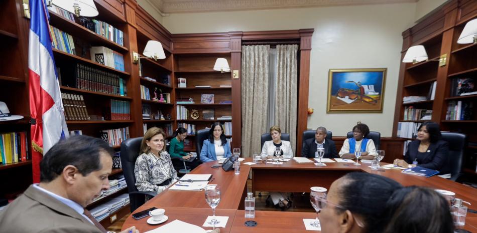 Los dirigentes de los gremios de enfermería fueron recibidos en el Palacio Nacional por la vicepresidenta Raquel Peña y el ministro de Salud, Víctor Atallah.