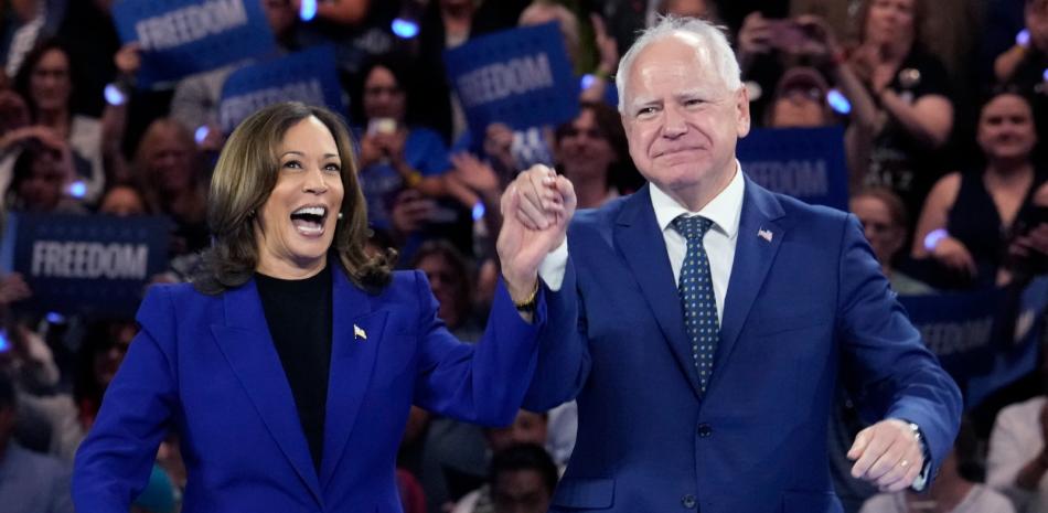 La nominada presidencial demócrata y vicepresidenta, Kamala Harris, y su compañero de fórmula, el gobernador de Minnesota Tim Walz, se presentan en el Fiserv Forum en un mitin de campaña en Milwaukee, el martes 20 de agosto de 2024.