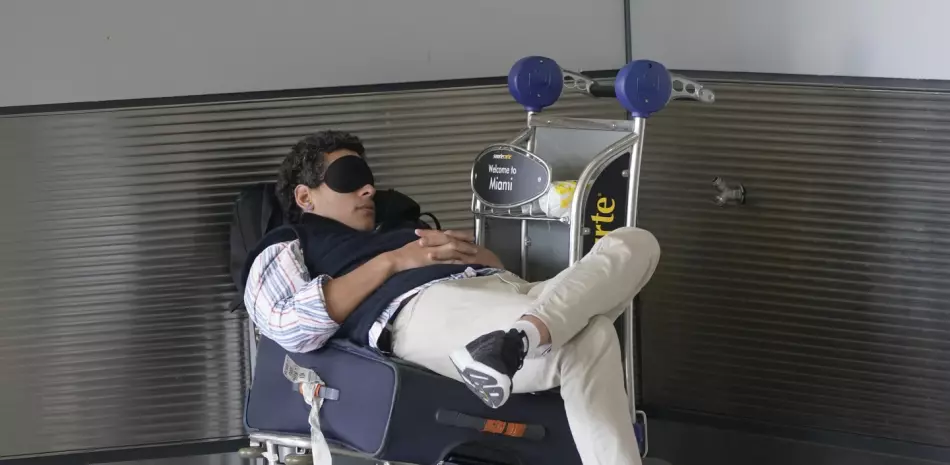 Hombre toma una siesta en un aeropuerto