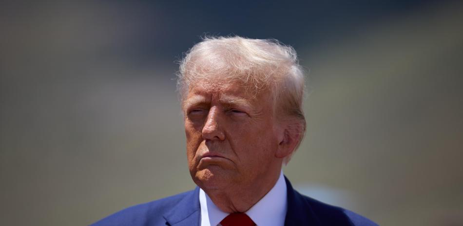 Cochise County (United States), 22/08/2024.- Former President and Republican presidential nominee Donald J. Trump speaks during his visit to the US southern border in Cochise County, Arizona, USA, 22 August 2024. The US presidential election takes place on 05 November 2024. (Elecciones) EFE/EPA/ALLISON DINNER