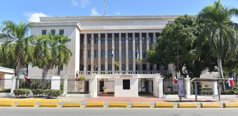 Fotografía muestra fachada del Ministerio de Educación de la República.