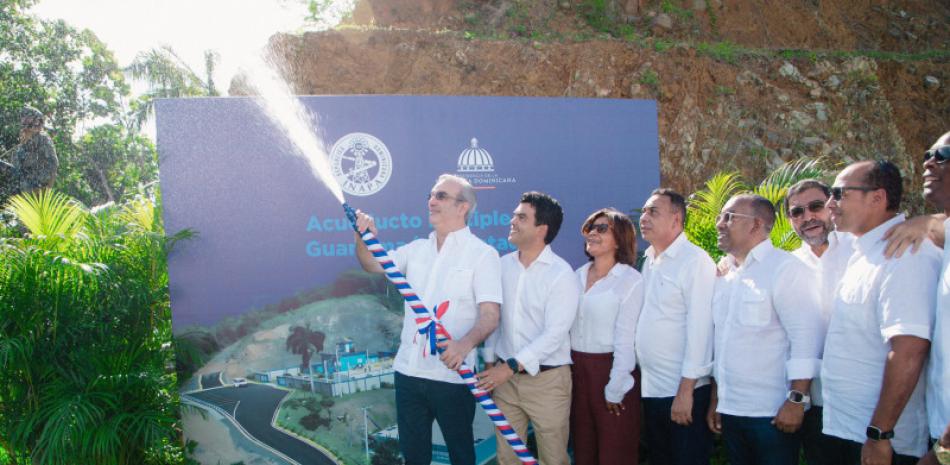 El presidente Luis Abinader y Wellington Arnaud, director ejecutivo del Instituto Nacional de Aguas Potables y Alcantarillados (Inapa), inauguraron formalmente el Acueducto Múltiple Guanuma-Los Botados en la provincia de Monte Plata.