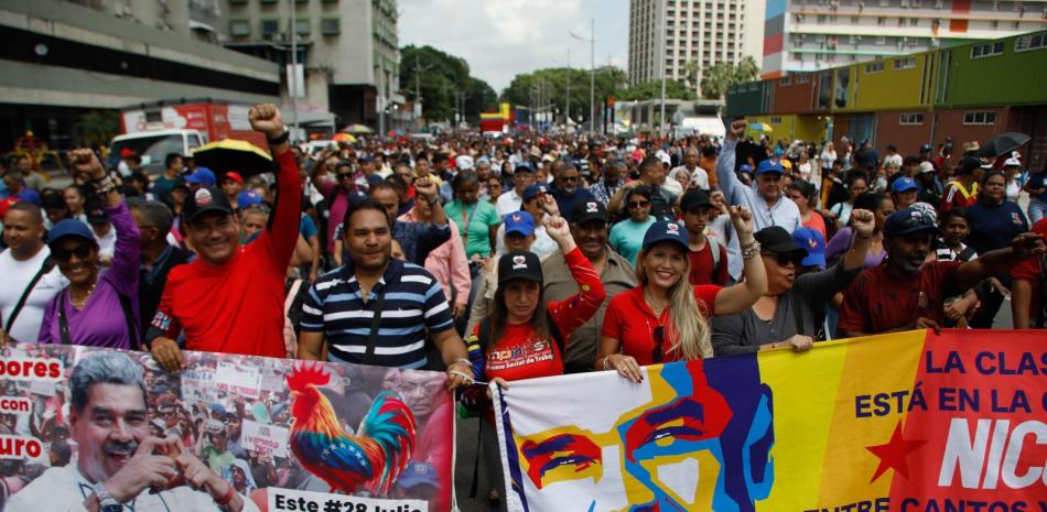 Varias personas marchan durante una protesta a favor del gobierno en Caracas, Venezuela, el jueves 22 de agosto de 2024.