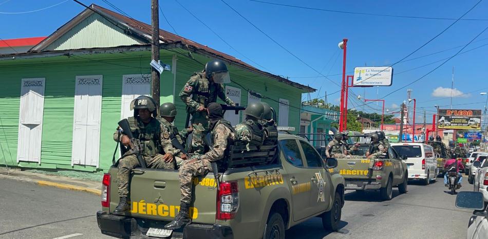 Tropas del Ejército ocuparon ayer las calles de Salcedo para controlar el llamado a paro de grupos populares.