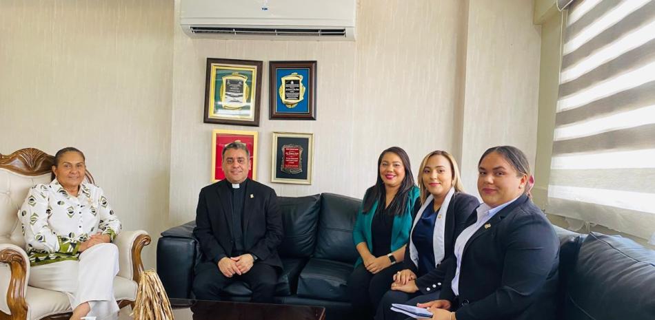 El padre Isaac García, rector de la UCNE, coordina los trabajos del Foro del Nordeste con la gobernadora Ana Xiomara Cortés y otras colaboradoras.