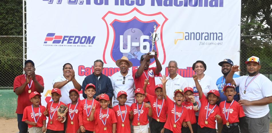 Integrantes del equipo de Cotuí que se coronó campeón en el torneo de béisbol U 6. Son premiados por el comite ejecutivo de Fedom, que encabeza Juan Núñez.