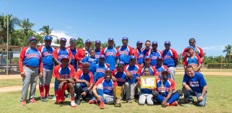 Integrantes del equipo Estrellas de Herrera que se coronó campeón en el torneo de Viejas Glorias