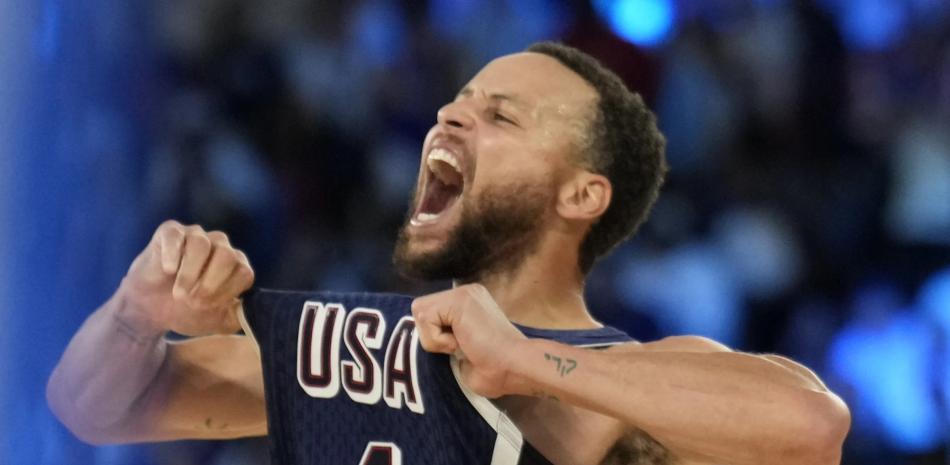 Stephen Curry celebra tras el triunfo de Estados Unidos en el partido por la medalla de oro de los Juegos Olímpicos de París 2024.