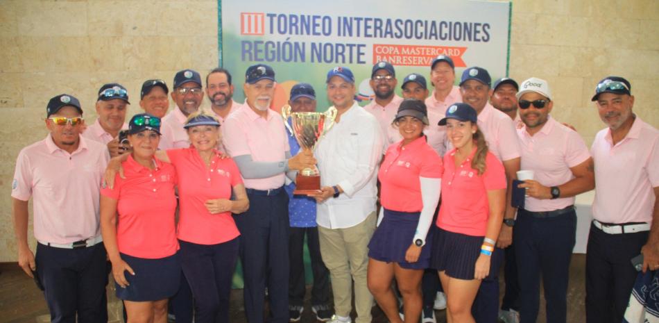 Integrantes de Santiago , equipo que logró el campeonato en el torneo de golf organizado por Fedogolf.