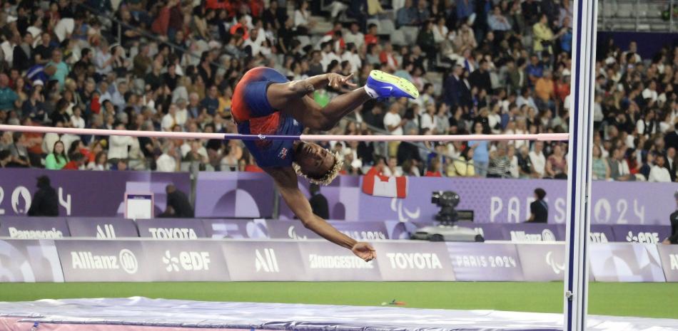 Wagner Astacio al momento de ejecutar su salto en los Juegos Paralímpicos en el que quedó en la quinta posición