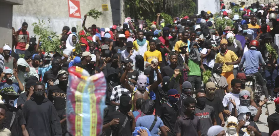 La gente protesta para que la policía y el primer ministro tomen medidas inmediatas contra las pandillas en Puerto Príncipe.