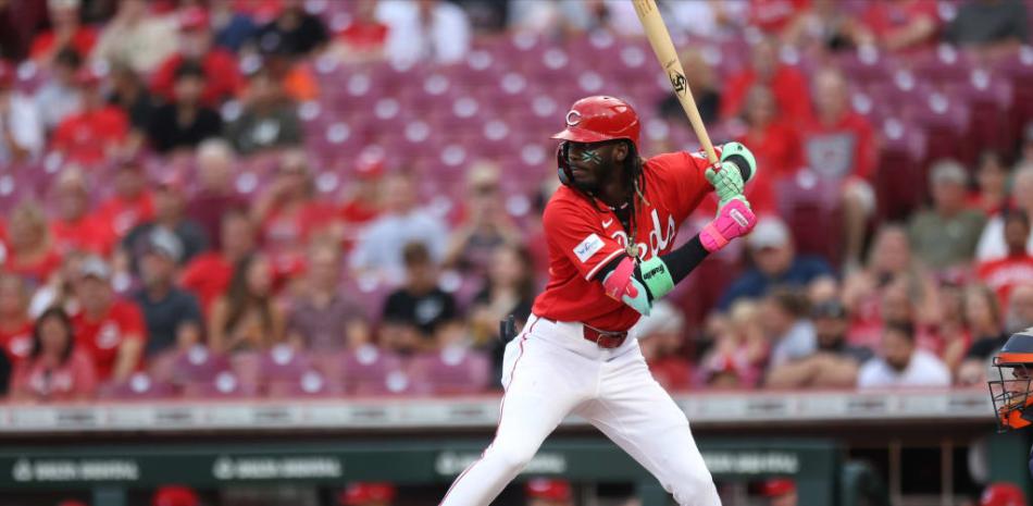 Elly De La Cruz completa el swing con el que produjo un doblete en el choque que Cincinnati venció a los Astros.