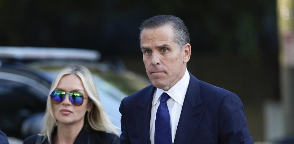 Hunter Biden, derecha, es acompañado por su esposa Melissa Cohen Biden a su llegada a una corte federal para la selección de los miembros del jurado de su juicio por cargos por impuestos, ayer.