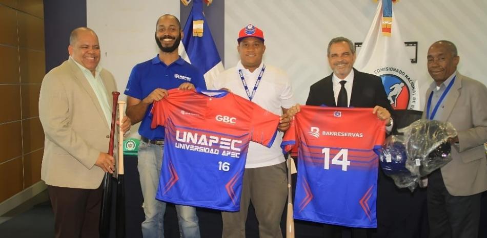 Manny López y Junior Noboa entregan los uniformes a los delegados de los equipos participantes en el III Torneo Nacional de Béisbol Universitario. Figura,  Roque García.