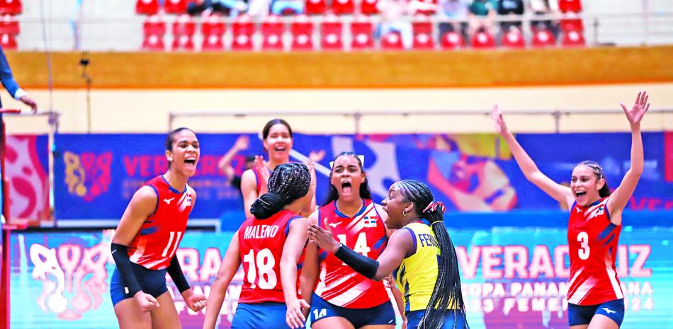 Integrantes del equipo dominicano celebran luego de su triunfo ante Cuba y ahora jugarán las semifinales.