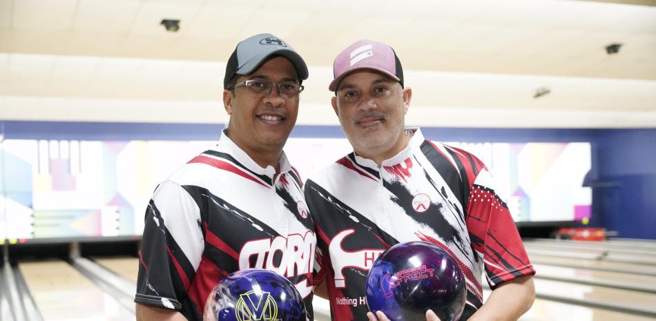 Willie Javier y Edgar  Burgos, ganadores de la medalla de, en dobles en ls justa de boliche.