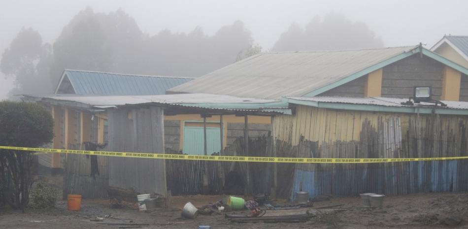 Parte de la residencia escolar tras un incendio en las instalaciones de la escuela primaria Hillside Endarasha, en Nyeri, Kenia, ayer.