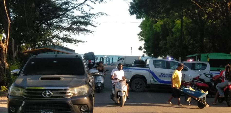 Policía limitando paso en Pedernales