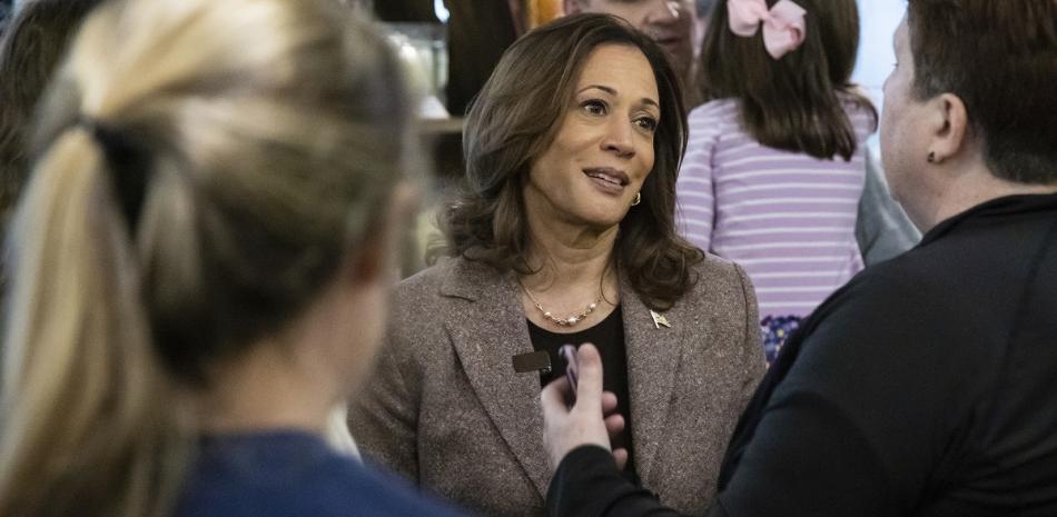 La candidata demócrata presidencial Kamala Harris conversa con clientes de la tienda Penzeys Spices durante una parada en su gira de campaña, el sábado pasado.